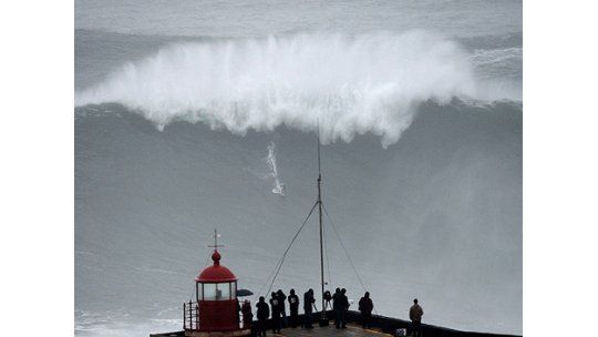 Brasileño habría surfeado la ola más grande del mundo