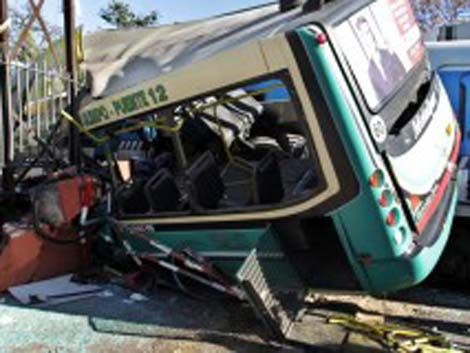 Otro choque entre colectivo y tren en Argentina: 90 heridos