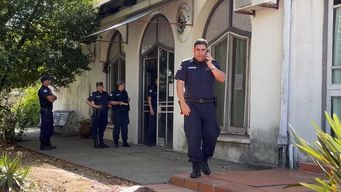 a un policia se le escapo un tiro en un juzgado y se hirio la pierna; hacia custodia de un preso
