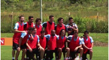 mira el gol de arco a arco que suarez le hizo a rolan en el entrenamiento