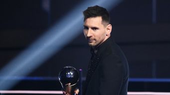 Messi recibe el premio a mejor futbolista. Foto: AFP