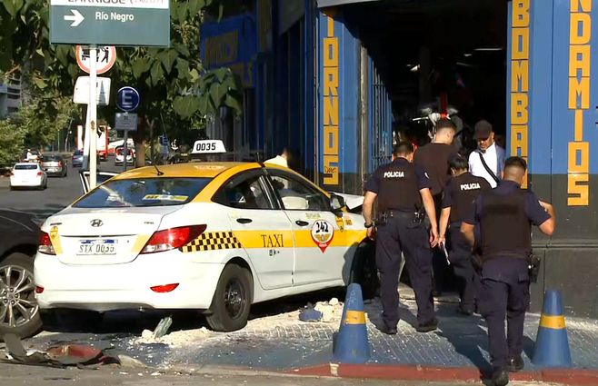 El taxi circulaba por Cerro Largo y la camioneta lo hacía por Río Negro.
