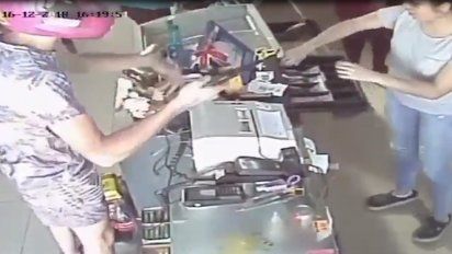 asalto a punta de pistola en libertad para llevarse dinero y cigarrillos