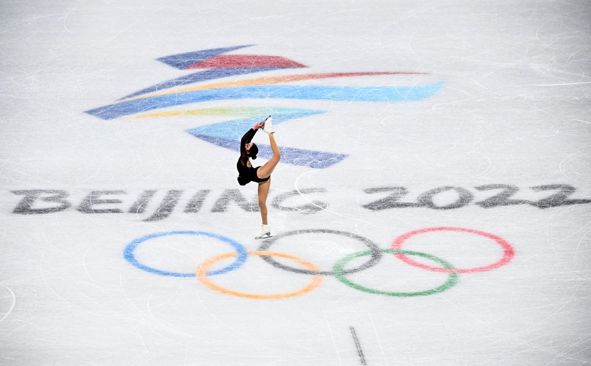 La canadienseMadeline Schizas participa en una sesión de entrenamiento depatinaje artístico en el Capital Indoor Stadium en Beijing el 2 defebrero de 2022, antes de los Juegos Olímpicos de Invierno deBeijing 2022.
