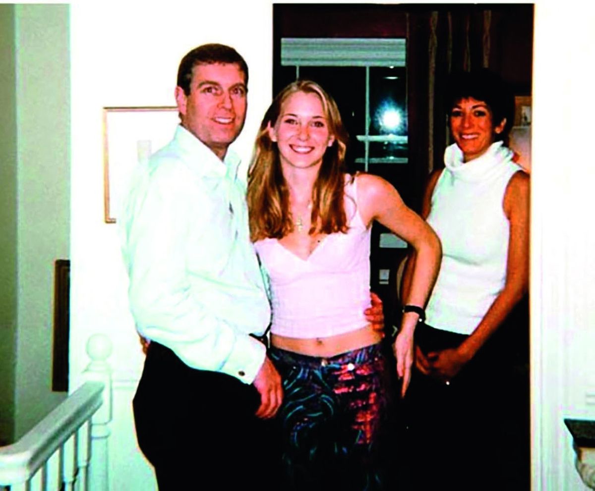 El príncipe Andrés conoció a la adolescente Virginia Roberts Giuffre a través de Epstein y Maxwell en 2001. Ahora la mujer declara contra Maxwell y pide la cabeza del británico miembro de la realeza.