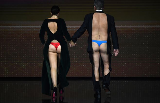 Buenafuente y Abril retirándose del escenario a paso de comedia&nbsp;