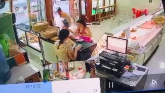 El delincuente estuvo 20 segundos dentro de la panadería, luego de merodear el lugar más de un minuto, desde la vereda.