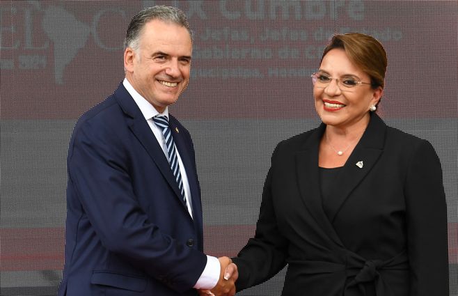 Orsi-con-Xiomara-Castro-Honduras-en-la-Celac-AFP.jpg