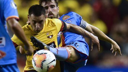 Mauricio Loffreda (Progreso) pelea la pelota con Leandro Martínez (Barcelona de Ecuador). Los gauchos jugaron mejor que en Montevideo pero no pudieron ante un club con un plantel poderoso&nbsp;