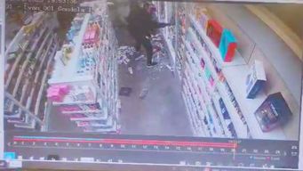 delincuentes rompieron vidrieras y robaron varios perfumes de una farmacia de cordon