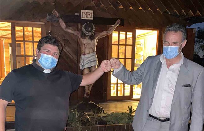 Tras cruce en Twitter Salinas visitó de sorpresa al cura Andrés El Gordo Verde