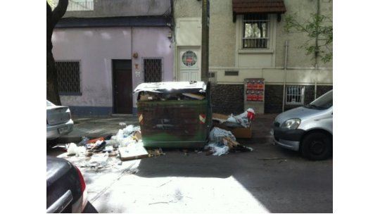 Municipales no levantan la basura y realizan asamblea con paro