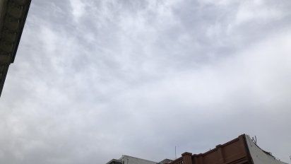 domingo nuboso con periodos de algo nuboso en el area metropolitana