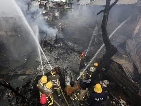 Filipinas: avión se estrella contra colegio y provoca 13 muertes