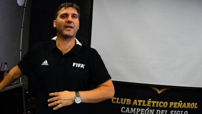 Darío Ubríaco del Departamento de Arbitraje de la AUF fue el encargado de informar a los futbolistas de ambos planteles.&nbsp;