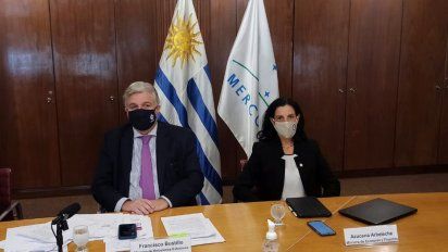 Canciller Francisco Bustillo y ministra de Economía Azucena Arbeleche en reunión del Mercosur.