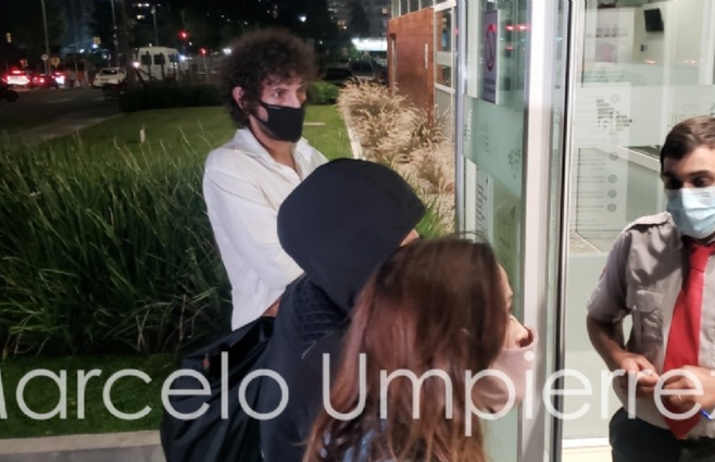 Agostina Cavallero, Robertino Tarantini y María Bernardita Fiona Tarantini en la puerta dell sanatorio