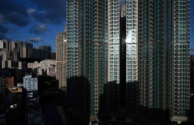 La fachada del rascacielo en Hong Kong que se sortea en una rifa para promover la vacunación