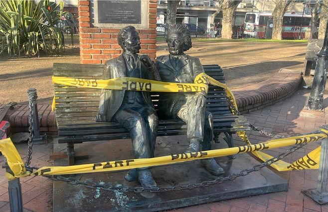 robo-brazo-einstein-bronce