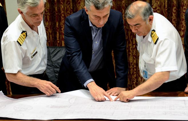 Esta foto del folleto publicada por la Presidencia de Argentina muestra al presidente Mauricio Macri (C) y miembros de la Armada Argentina mirando el plan del submarino desaparecido ARA San Juan, antes de dar una conferencia de prensa en la sede de la Armada en Buenos Aires el 24 de noviembre de 2017. Marci exigió entonces una indagatoria para saber la verdad sobre lo ocurrido con el desaparecido submarino San Juan que desapareció con la pérdida de 44 tripulantes.