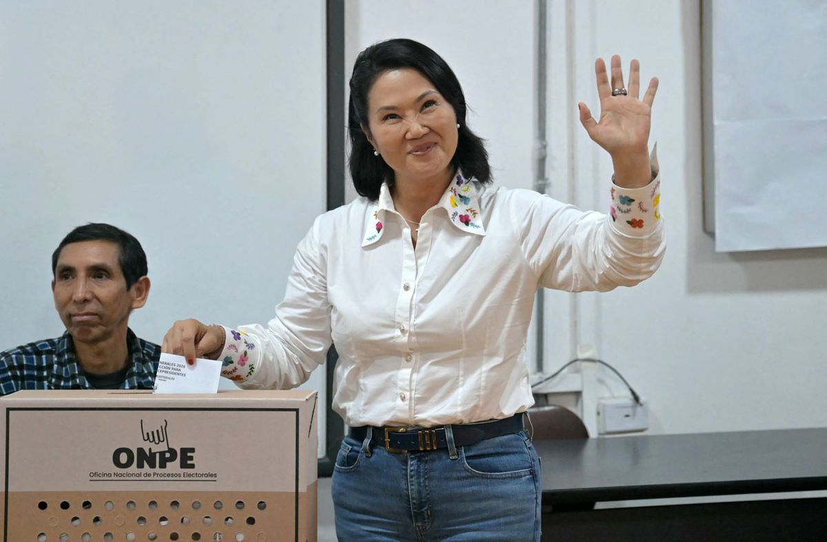 Keiko Fujimori lidera con leve ventaja sondeos a boca de urna de balotaje presidencial en Perú