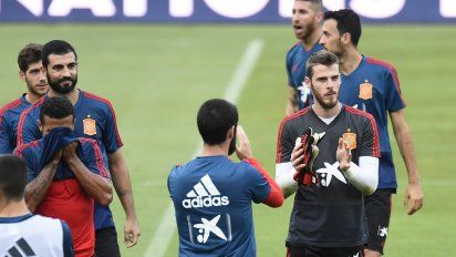 David De Gea aplaude en el centro de la escena durante el entrenamiento de España