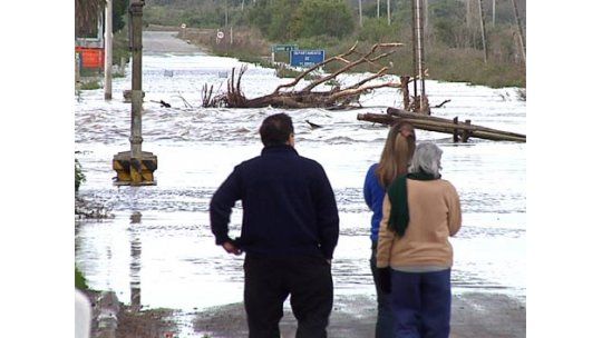 Rutas cortadas por inundaciones y alerta de más lluvias