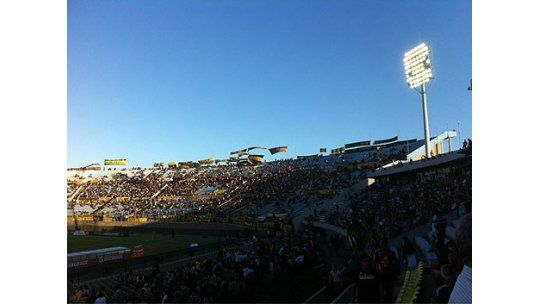 Peñarol - Caracas, a las 20:45, por primera fase de Libertadores