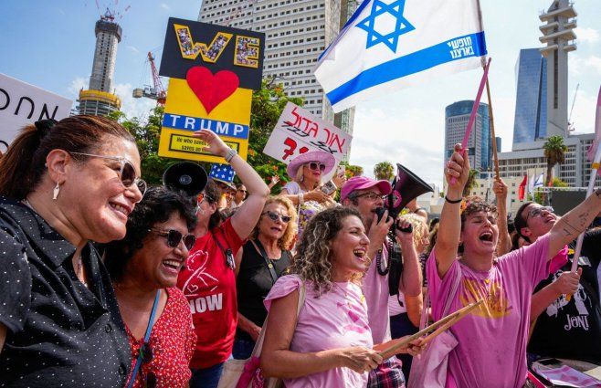Israelíes celebran en Tel Avivi, en la plaza de los rehenes. Foto: AFP.