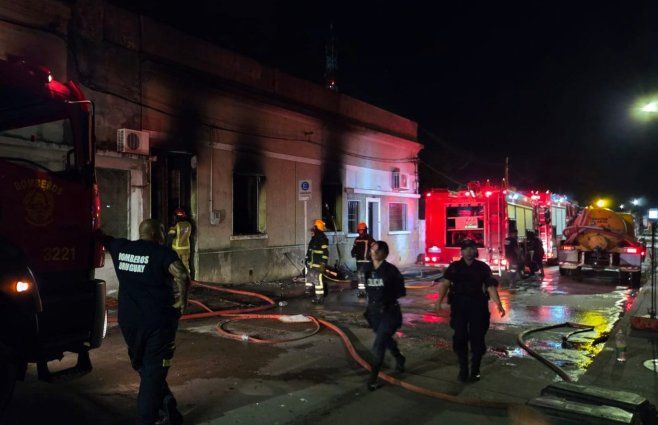 Foto: Eduardo Castro, Subrayado. Incendio en ciudad de Canelones.