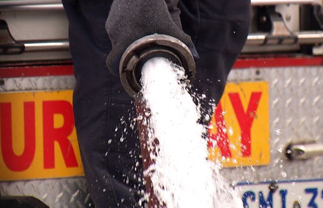 bomberos-agua-manguera