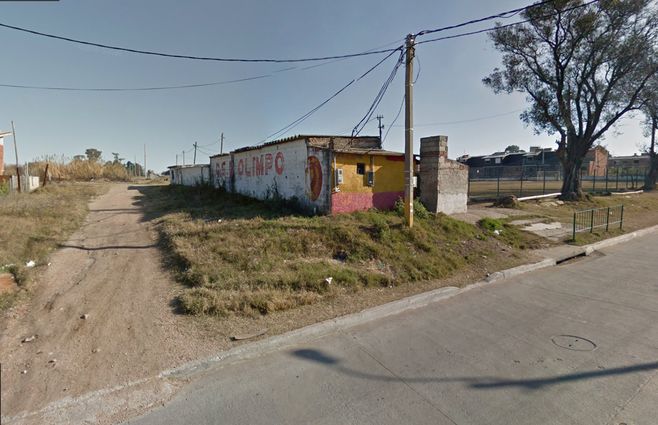 La esquina de Camino Edison y Lamartine, donde está el Club Olimpo, zona del barrio Peñarol.