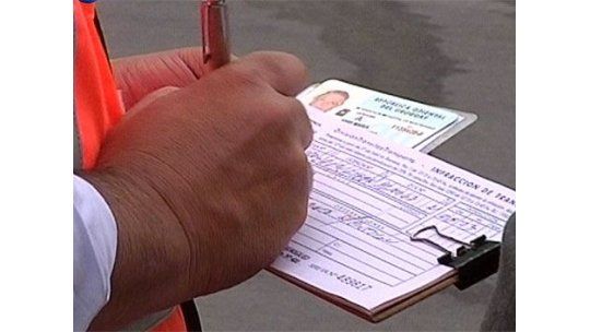 Municipal sumariado por entregar celulares oficiales a su familia