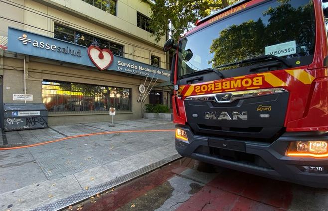 Bomberos trabaja en incendio en el Servicio Nacional de Sangre. Foto: Marcelo Auyanet.