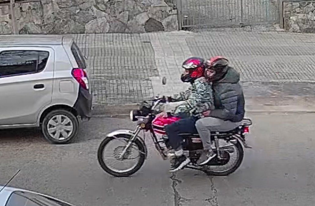 Los delincuentes usaban cascos con distintivos rojos y camperas verdes, y la moto era roja; los datos con los que la Policía los comenzó a buscar el lunes a la tarde.