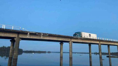 camion cayo al rio negro desde un puente sobre ruta 3
