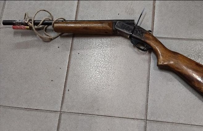 Arma incautada por disparos al vehículo del denunciante.