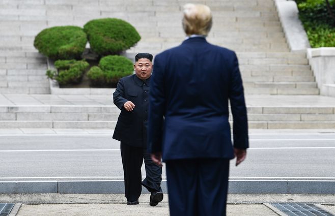 Trump y Kim Jong Un en la zona desmilitarizada de Corea del Norte en la frontera con la otra Corea. 