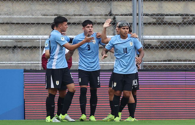 Uruguay celebra la victoria ante Perú y la clasificación al hexagonal final del Sudamericano Sub 20. Foto: AFP