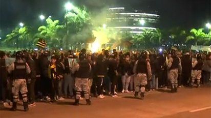 cientos de hinchas esperaron afuera del estadio y en el hotel a los planteles antes del partido