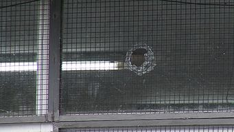 Foto: Subrayado. Impacto de bala en vidrio del Liceo 13 en barrio Ituzaingó.