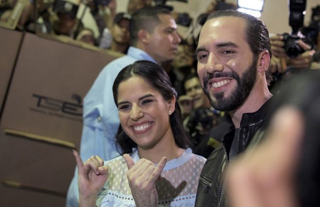 Bukele junto a su esposa, Gabriela Rodríguez, sonríen durante la jornada electoral&nbsp;