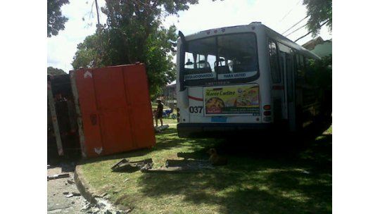 Trece lesionados al impactar un ómnibus de Cutcsa contra camión