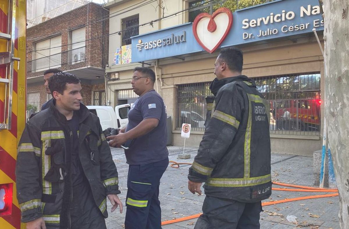 Bomberos trabaja en incendio en el Servicio Nacional de Sangre. Foto: Marcelo Auyanet. Bomberos trabaja en incendio en el Servicio Nacional de Sangre. Foto: Marcelo Auyanet.