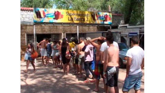 Camping de Santa Teresa sigue cerrado: colas para los servicios