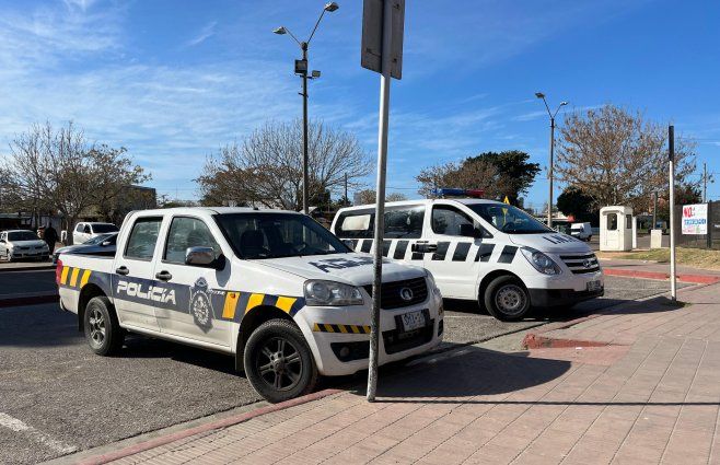 Foto: Nahuel Marichal, periodista de Subrayado. Policía en el hospital de Maldonado.