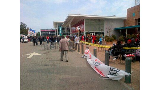 Trabajadores impidieron ingreso a tres supermercados