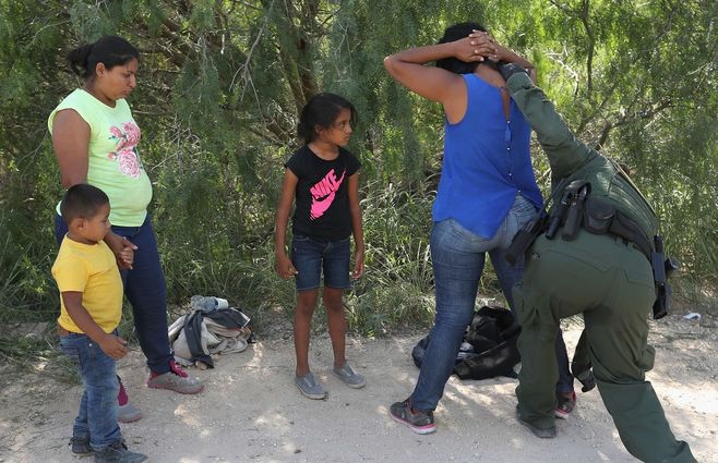 Inmigrantes son detenidos bajo la mirada de sus hijos en Texas.