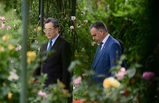 Orsi con el vice primer ministro de China, en la residencia de Suárez y Reyes. Foto: FocoUy