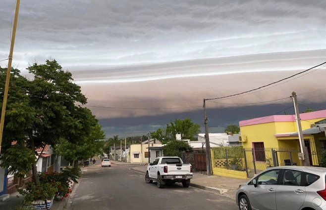 Foto cedida a Subrayado. Tormenta en Fray Bentos, Río Negro, este viernes.